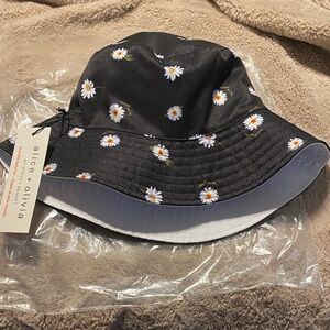 Alice + Olivia Black and White Floral Bucket Hat NWT